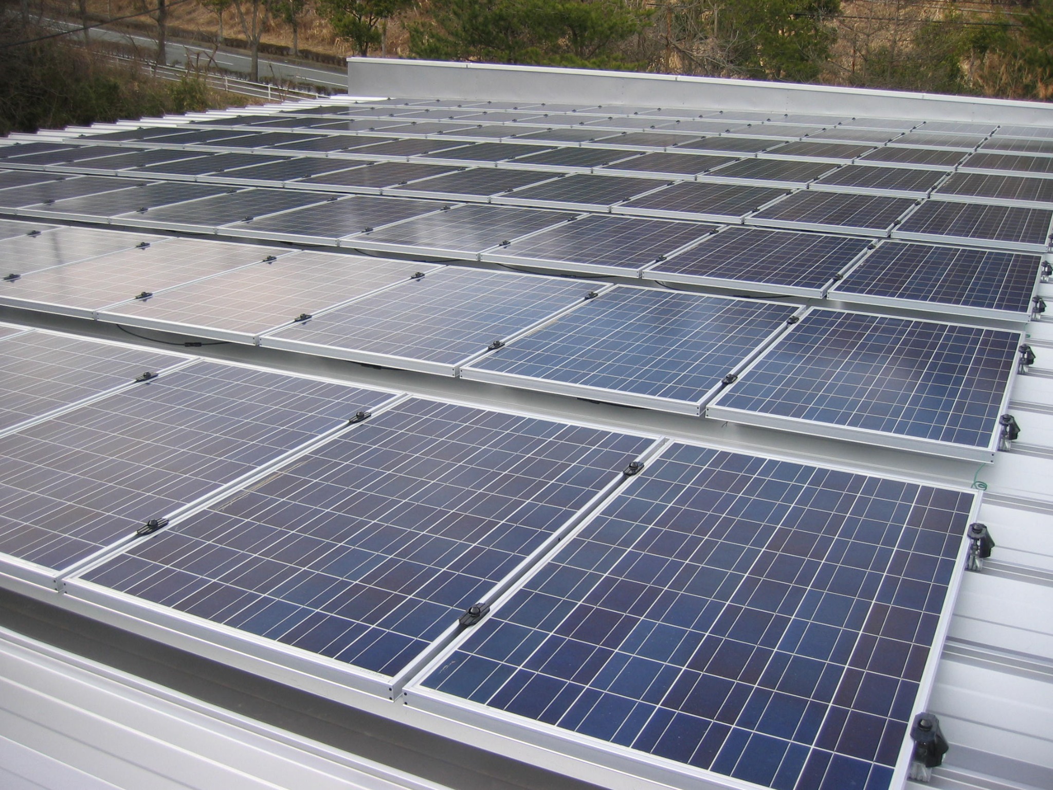 工場屋根に設置している太陽光発電設備